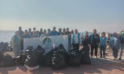 İzmir’de dikkat çeken temizlik: 300 kilo atık toplandı