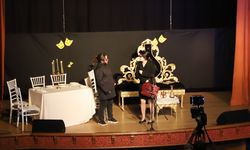 Bayındır’da kahkaha tufanı: Alayına Makara Tiyatrosu sahnelendi