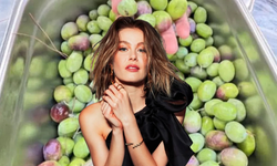 Burcu Biricik Ayvalık’taki otelinde zeytin toplarken doğayla buluştu