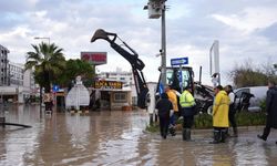 Çeşme bir günde bir aylık yağış aldı: Belediye’den 304 personel, 73 araçla müdahale
