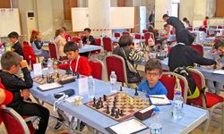 Çeşme’de cumhuriyetin değerleri satrançta hayat buldu