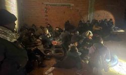 Çeşme’de metruk binada 29 düzensiz göçmen bulundu