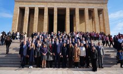 CHP İzmir örgütü Anıtkabir’de: Bıraktığı emanetin eşsiz değerini biliyoruz