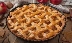 Fırın kullanmadan 15 dakikada hazırlanan elmalı turta tarifi
