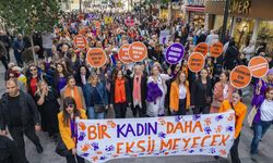 İzmir’de dayanışma zinciri oluşturuldu: Şiddete karşı ses çıkar!