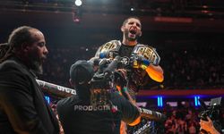 UFC322'de Makhachev şampiyon oldu: Kafesin yanında tekmeler yumruklar havada uçuştu