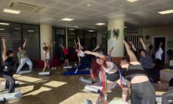 İzmirli gençler yoga saatinde buluştu