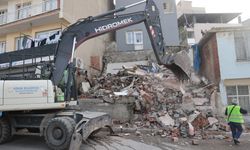 Konak’ta metruk yapıların yıkımı sürüyor