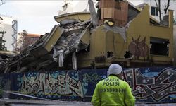 Kontrollü yıkım felakete dönüşüyordu: Metruk bina aniden çöktü!