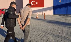 İzmir’de olaylı gece: Şikayetçi olmasın diye polis aracına saldırdılar