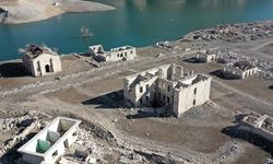Türkiye’de sular altında kalan köy, barajın çekilmesiyle gün yüzüne çıktı
