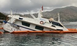 Marmaris’te yarısı batan tekneden yakıt sızıntısı