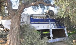 İzmir'de kontrolden çıkan kamyonet direğe çarptı: Genç sürücü yaralandı
