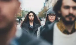 Sakız çiğnemek, tren istasyonunda öpüşmek ya da dar pantolon giymek… Ülkelerin en tuhaf yasakları