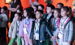 İzmir’de küçük ellerden büyük sanat: Atatürk çocukların fırçasında canlandı