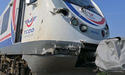 İzmir-Alaşehir yolunda tren kazası: Kamyonetle çarpıştı