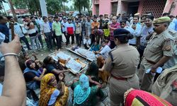 Hindistan’da izdiham yaşandı: 9 kişi ezilerek öldü