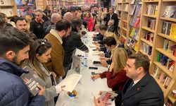 22 Metrekare Gökyüzü için İzmir’de dayanışma: Buğra Gökce’nin kitabını vekiller imzaladı