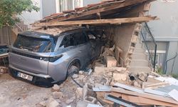 İzmir’de kontrolden çıkan otomobil kömürlüğe daldı: Yaralılar var