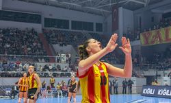 Göztepe-Beşiktaş maçı olaylar nedeniyle yarıda kaldı: Taraftarlar birbirine girdi!