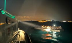 İzmir’de can pazarı: Sürüklenen botta 68 göçmen kurtarıldı