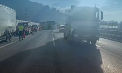 İzmir otoyolunda arızalı çekici trafiği kilitledi