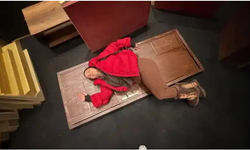 Sahnede talihsiz kaza: Aslı Bekiroğlu'nun kafasına kapı düştü!