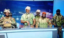 Askerler darbeyi canlı yayında duyurdu