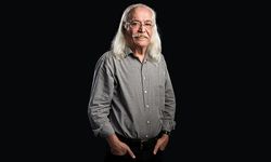 Ünlü sanatçı Cahit Berkay kaza geçirdi: Aracı restorana daldı!