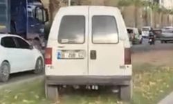 İzmir’de orta refüjü kullanan sürücüye ceza yağdı: Ehliyetine 2 ay el konuldu