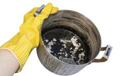 Ev hanımlarının en büyük sırrı: Dibi tutmuş tencereleri temizlemenin yolu