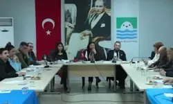 Foça Belediyesi Meclisi’nde gerginlik: Masalar yumruklandı, mikrofonlar kapatıldı!