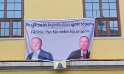 Galatasaray Lisesi öğrencilerinden Fatih Altaylı’ya destek pankartı