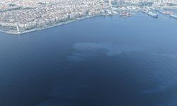 İzmir Körfezi yine kirletildi: Tersane bölgesinde mazot ve yağ kirliliği tespit edildi!
