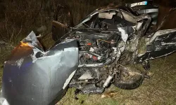 İzmir yolunda otomobil şarampole devrildi: 2 ölü, 1 yaralı