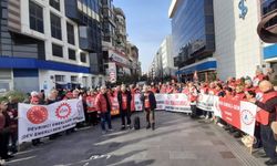 İzmir’de emekliler meydana indi: İnsanca yaşama hakkı çağrısı