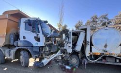 İzmir’de feci kaza: Kamyon ile kamyonet çarpıştı