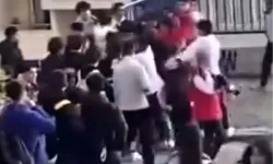 İzmir'de okul savaş alanına döndü: Öğrenciler birbirine girdi!
