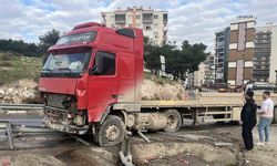 İzmir’de kontrolden çıkan tır panik yarattı: Bariyerleri aşıp karşı şeride geçti