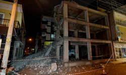 İzmir’de yıkım faciası: Beton bloklar komşu eve düştü