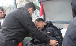 İzmir'de yürek ısıtan anlar: Polis ıslanan engelliye yağmurluğunu verdi