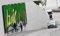 Karşıyaka girişindeki  İzmir tabelasına tepki