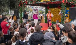 Kuşadası’nda yılbaşı şöleni başladı: Çocuklar ve aileler doyasıya eğlendi!