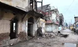 Mahalleli deprem sandı: Gürültüyle yıkıldı