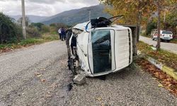 Ödemiş’te traktöre çarpmamak için manevra yapan kamyonet devrildi
