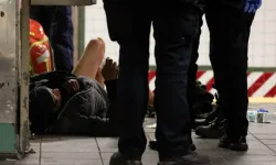 Metroda akılalmaz olay: Uyuyan adamı ateşe verdi