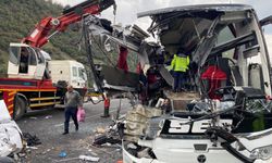 Yolcu otobüsü tıra çarptı: 7 ölü, çok sayıda yaralı