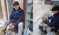 36 yıldır İzmir sokaklarında: Telefonlu ilk ayakkabı boyacısı