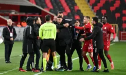 Kupada olaylı gece: Burak Yılmaz hakemin üzerine yürüdü!