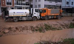 Sağanak İzmir'i vurdu: Dört araç dereye sürüklendi!